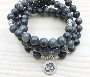 Bracelet Mala "Om" de 108 perles en Labradorite Grise Naturelle - L'univers-karma