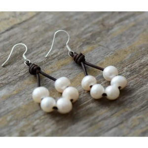 Boucles d’oreilles en perles d’eau douce et cuir